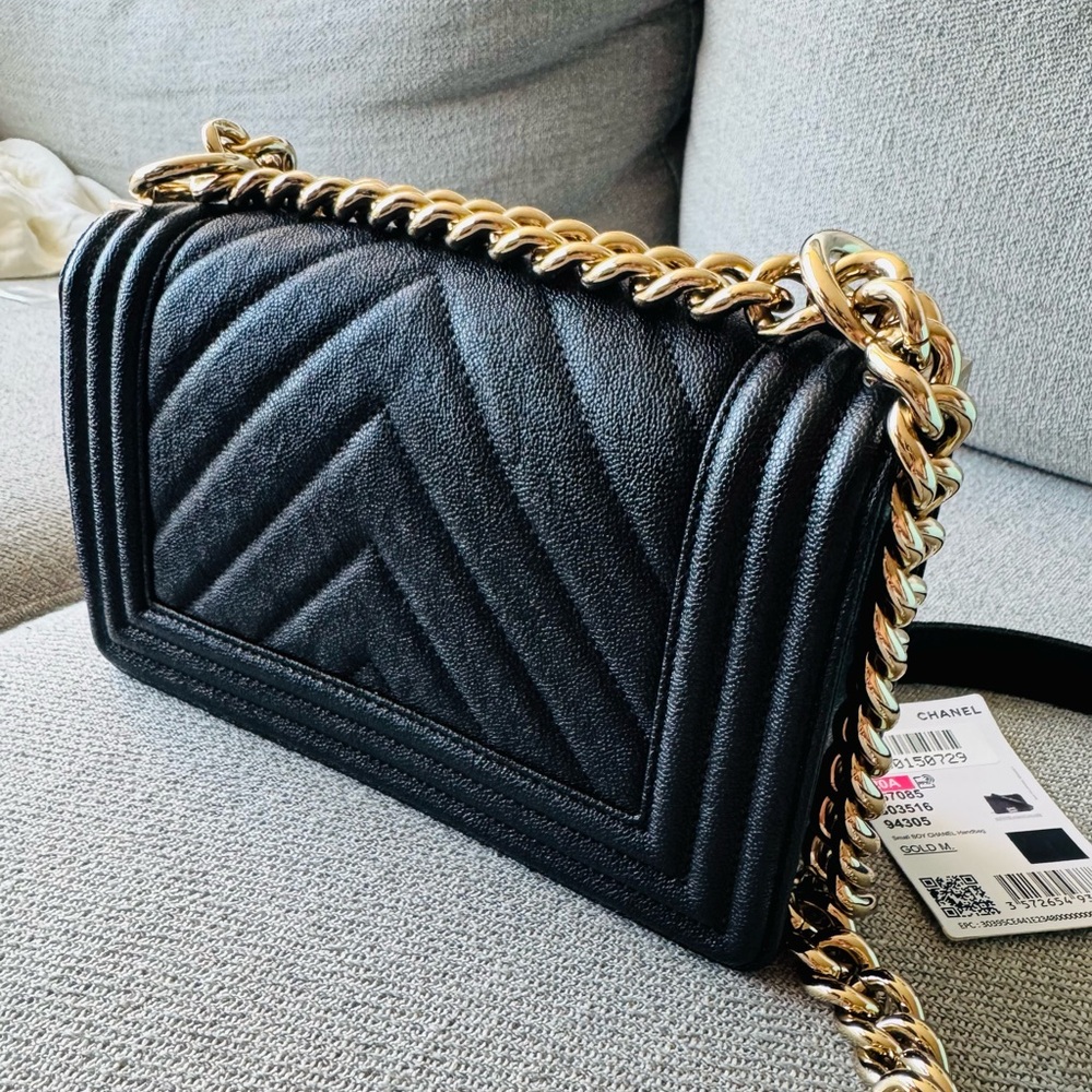 NEW!!  Authentic!! Small Chanel Black Quilted Shoulder Bag - Picture 3 of 13